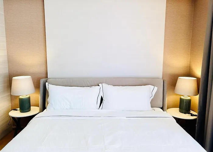 Langsuan Spacious One Bedroom Apartment *