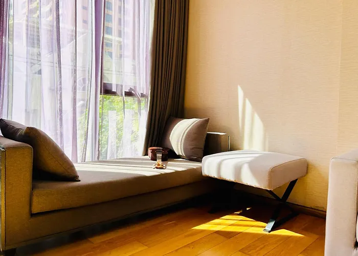 Langsuan Spacious One Bedroom Apartment