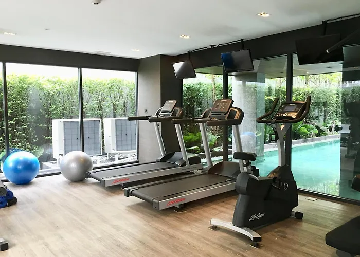 Langsuan Spacious One Bedroom Apartment Bangkok