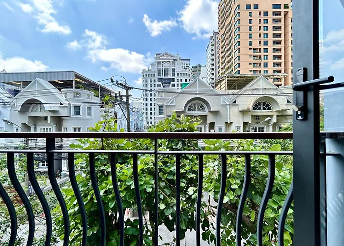 Langsuan Spacious One Bedroom * Bangkok