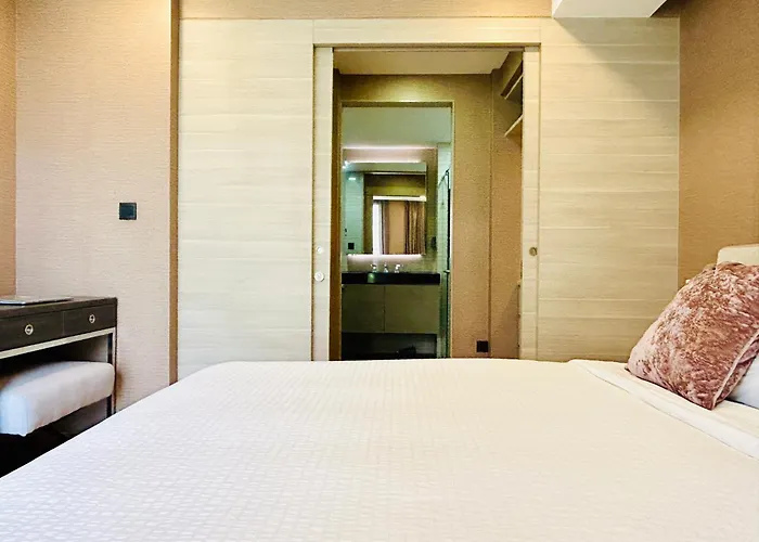 Langsuan Spacious One Bedroom *