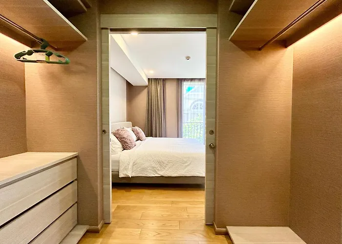 Langsuan Spacious One Bedroom Apartment Bangkok