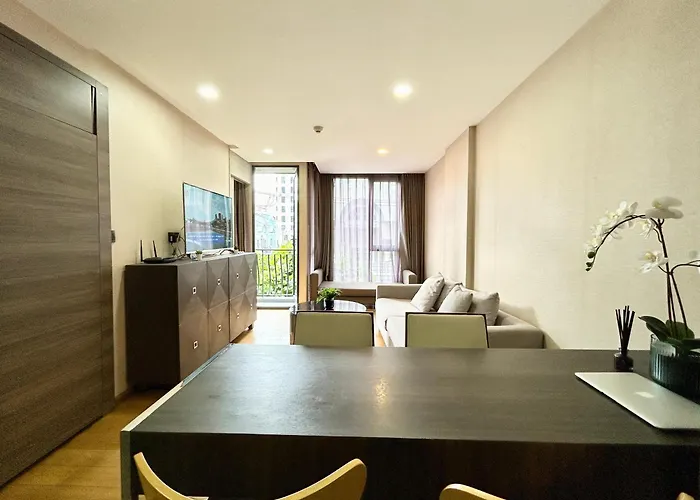 Langsuan Spacious One Bedroom Apartment Bangkok