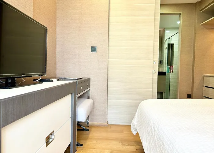 Langsuan Spacious One Bedroom Apartment