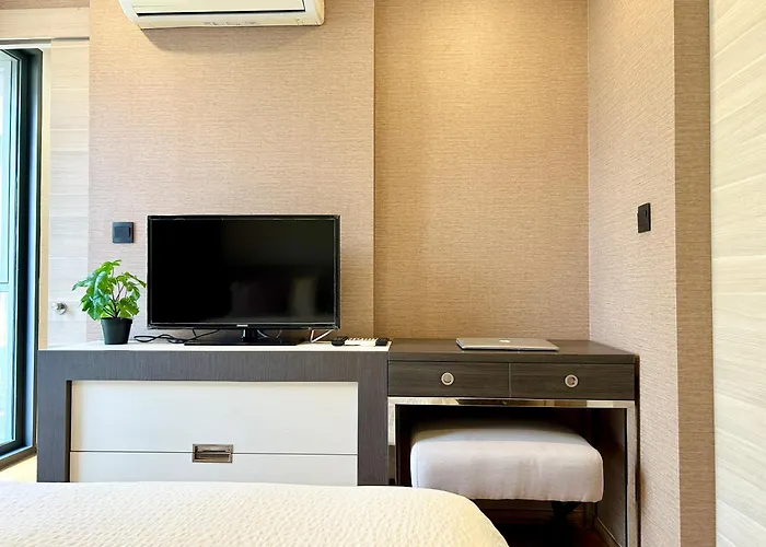 Langsuan Spacious One Bedroom Apartment *